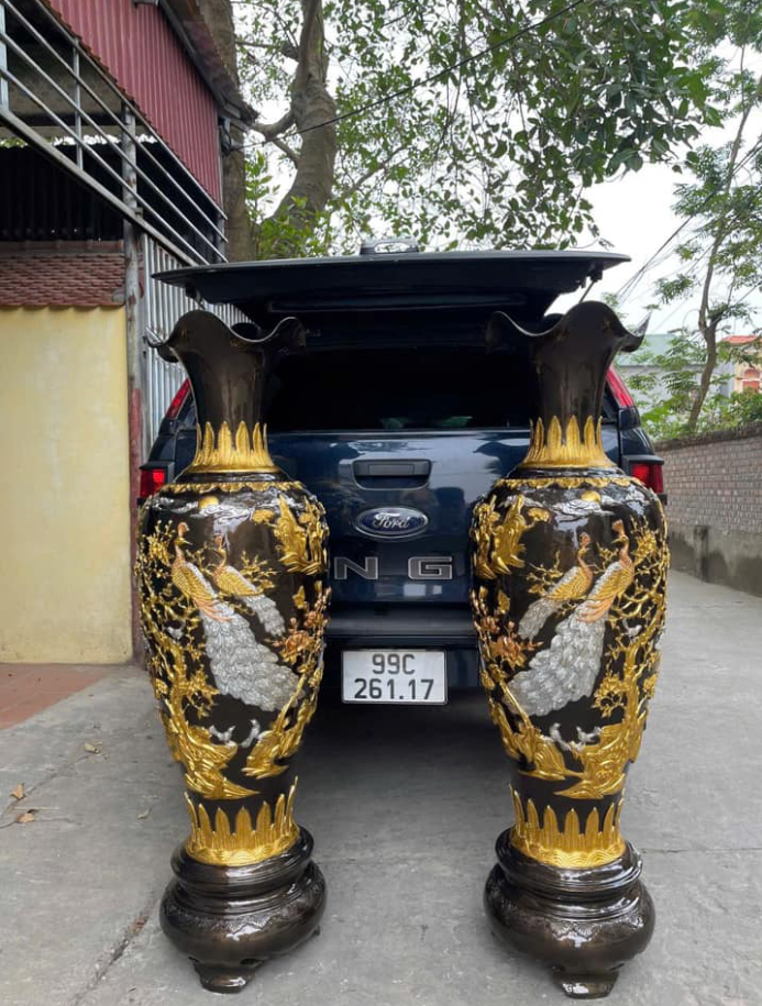 Lọ lộc bình sứ để ban thờ kèm hoa sen gỗ